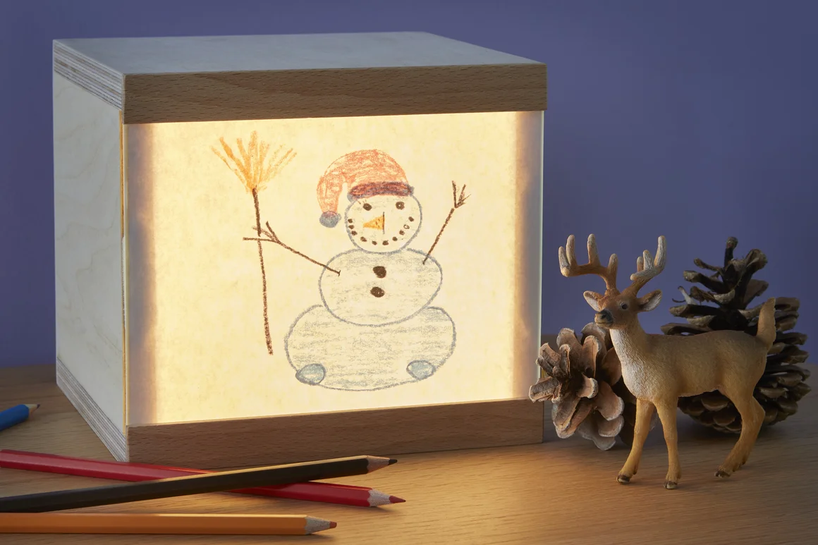 Leuchtende Holzbox mit Kinderzeichnung